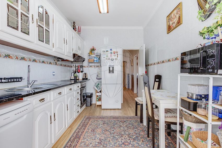 Imagem Cozinha de apartamento t2 em Rua dos Combatentes da Grande Guerra