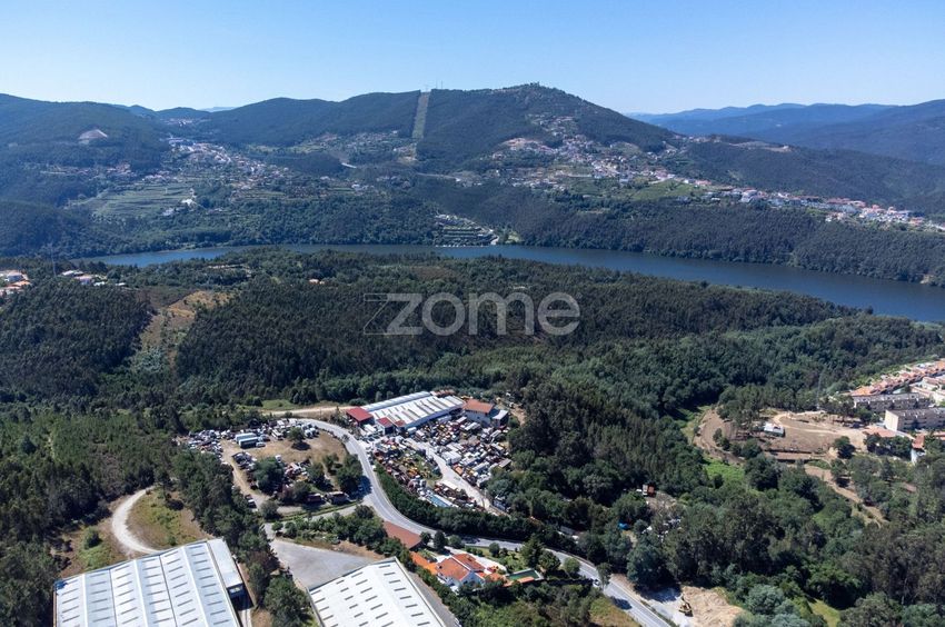 Imagem Vistas de terreno em Rua do Senhor do Monte s/n