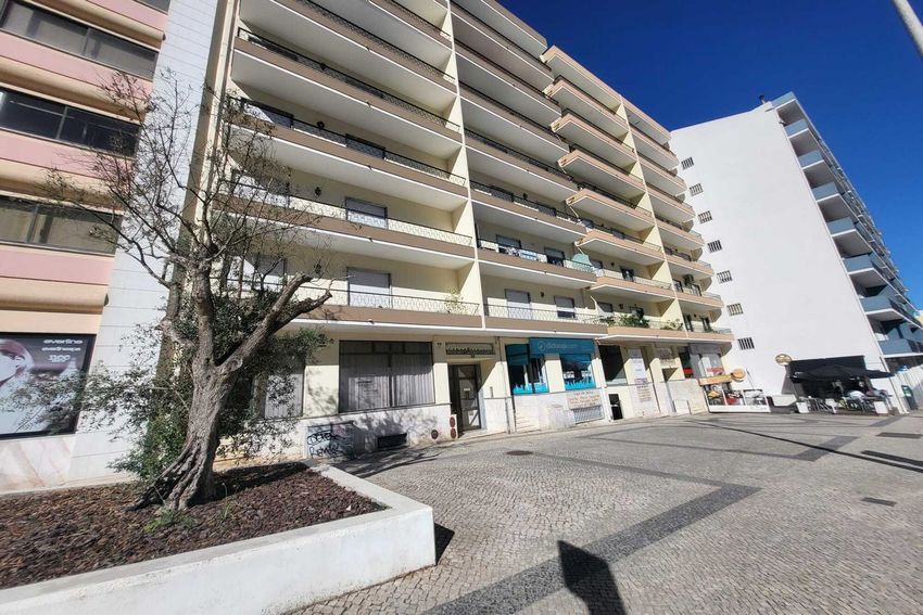 Imagem Fachada de apartamento t3 em Avenida General Humberto Delgado