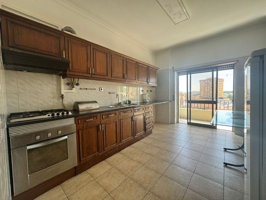 Imagem Cozinha de apartamento t2 em Rua Jaime Cortesão, 3