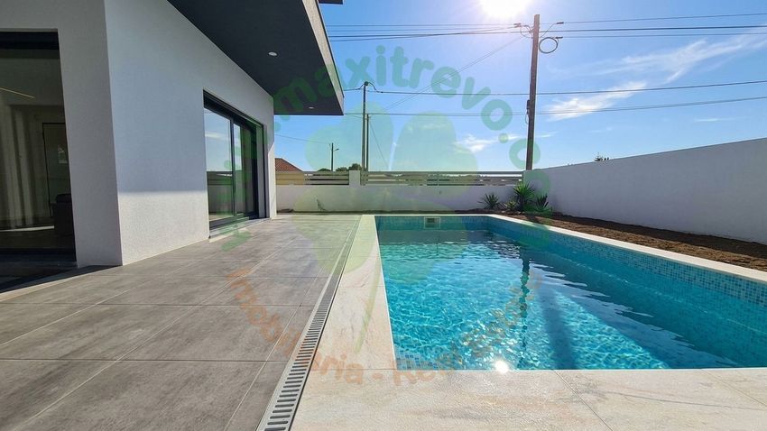 Imagem Piscina de  moradia independente em Aroeira Central