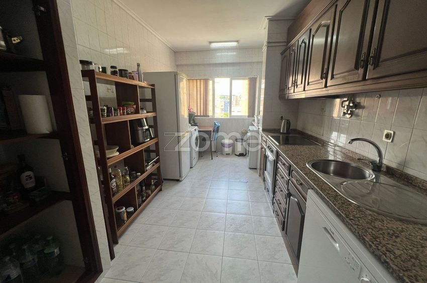 Imagem Cozinha de apartamento t3 em Santa Maria Maior