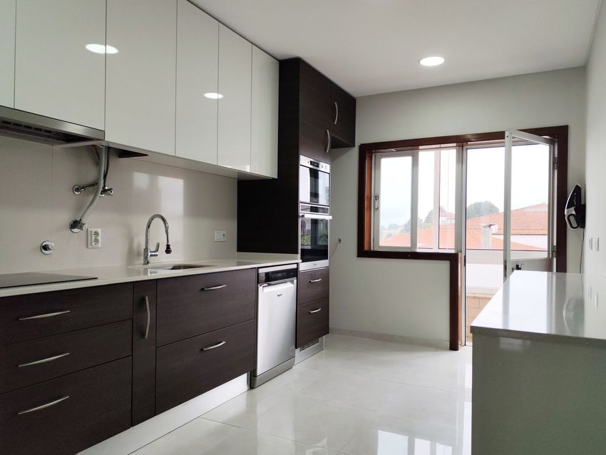Imagem Cozinha de apartamento t3 em Rua Roberto Ivens
