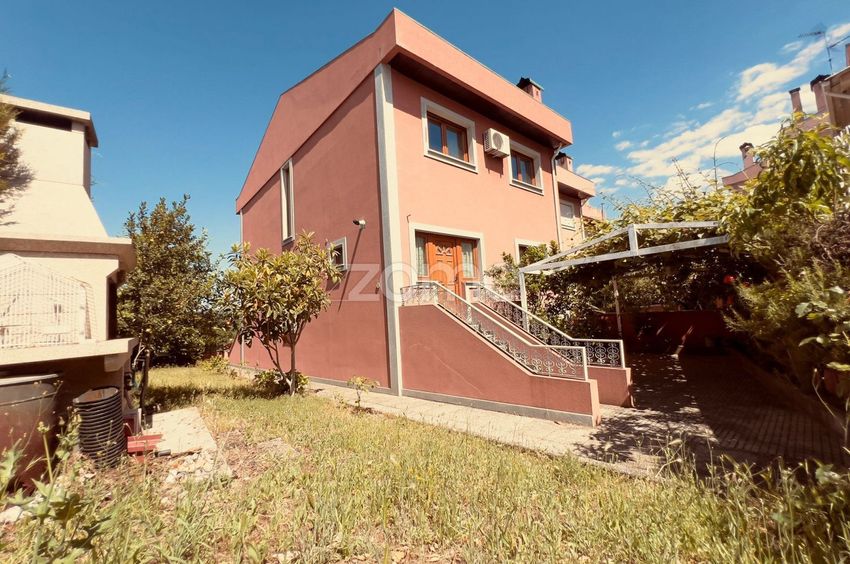 Imagem Fachada de  moradia geminada em Santa Maria Maior