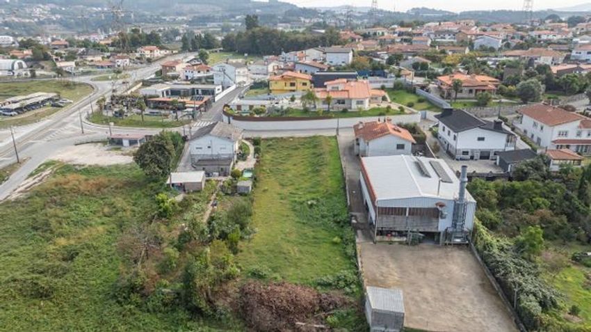 Imagem Vistas de terreno em Rua Eca de Queirós