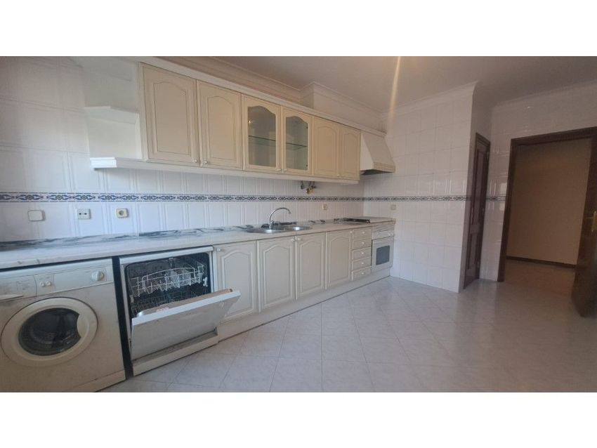 Imagem Cozinha de apartamento t2 em Quinta das Serralheiras