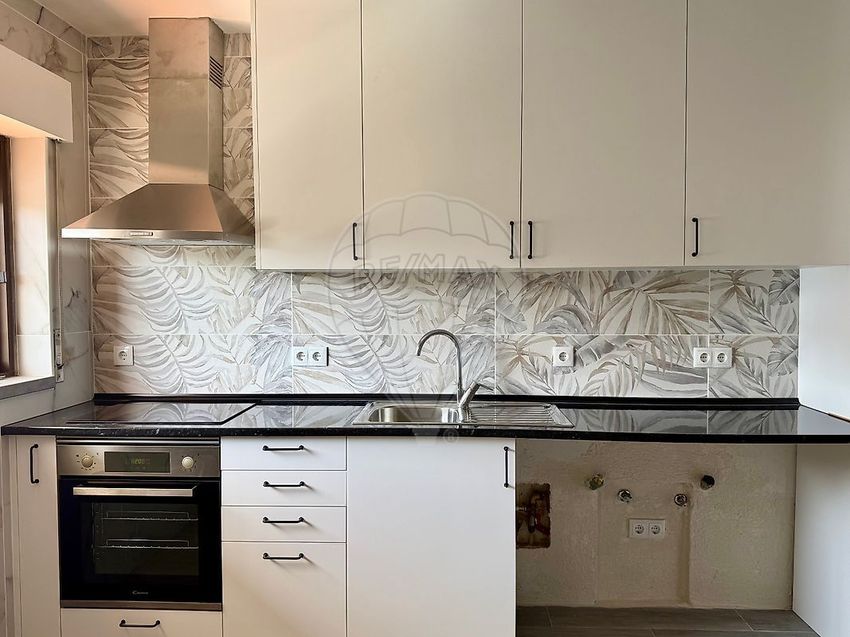Imagem Cozinha de apartamento t2 em Rua Júlio Dinis