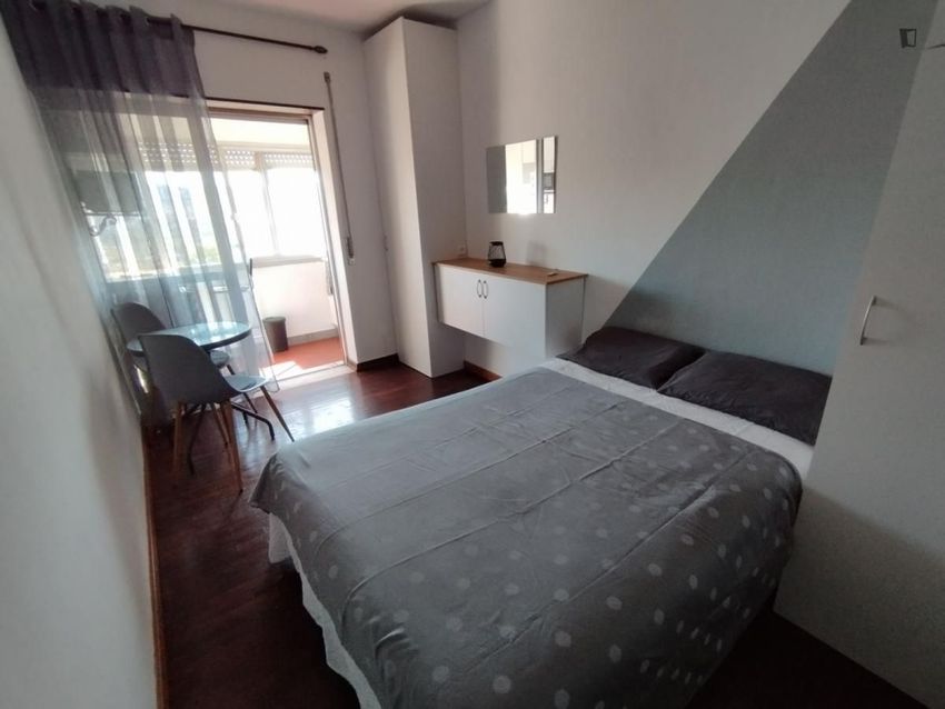 Imagem Quarto de apartamento t0 em Rua Mendes dos Remédios