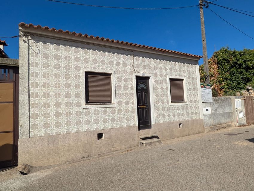 Imagem Fachada de  moradia independente em Rua do Ribeiro, 3