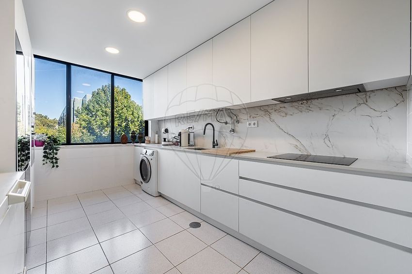 Imagem Cozinha de apartamento t3 em Rua Mário de Almeida, 50