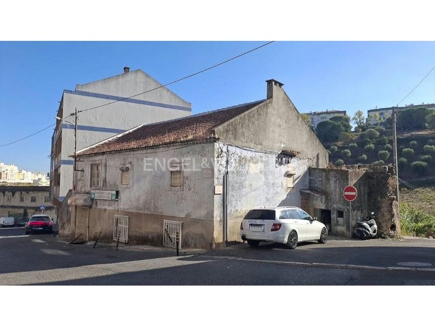 Imagem Fachada de prédio em Ramada e Caneças