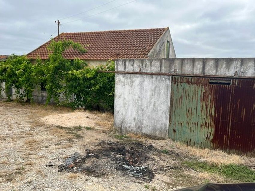 Imagem Fachada de  moradia independente em Carvalhal