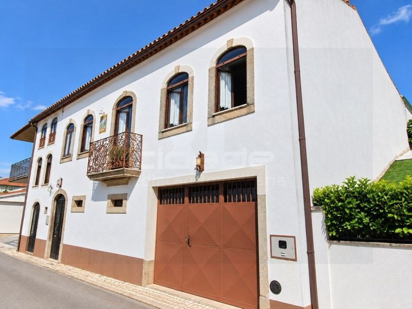 Imagem Fachada de  moradia geminada em Friúmes e Paradela