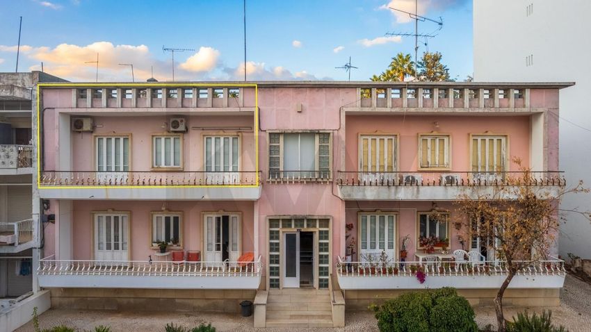 Imagem Fachada de apartamento t4 em Rua Ascensão Guimarães s/n