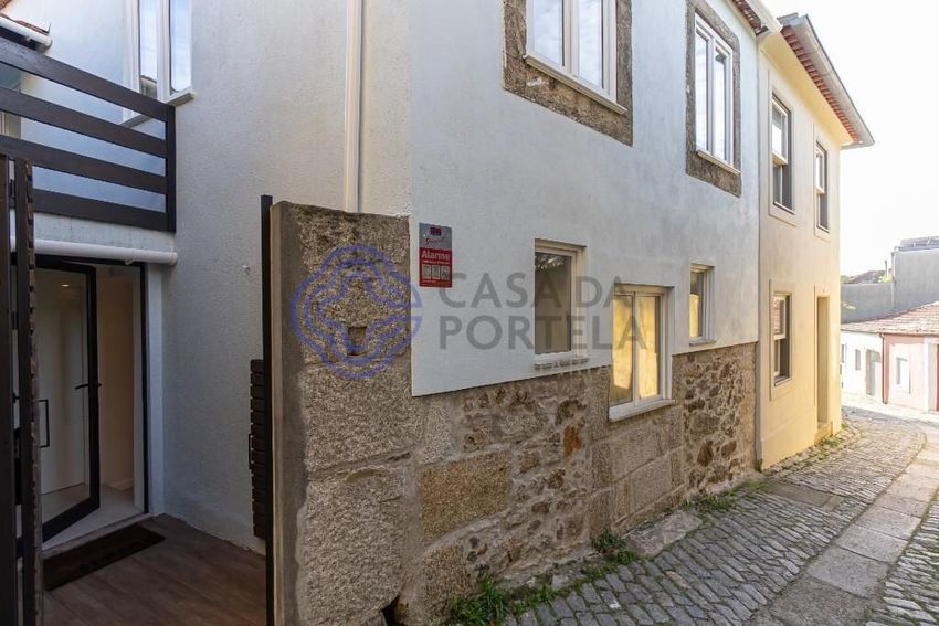 Imagem Fachada de  casa ou moradia em Rua Veludo, 48