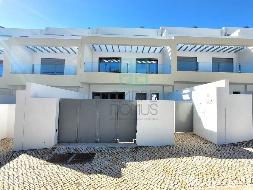Imagem Fachada de  moradia em banda em Pegada - Mato Santo Espírito - Vale Carangueijo