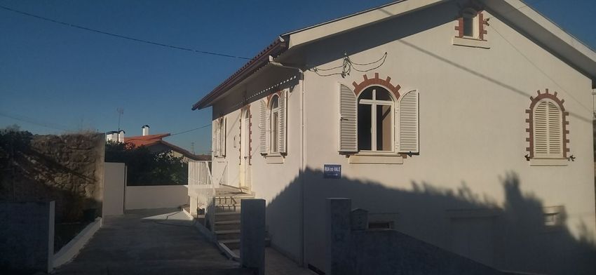 Imagem Fachada de  moradia independente em Rua do vale, 1