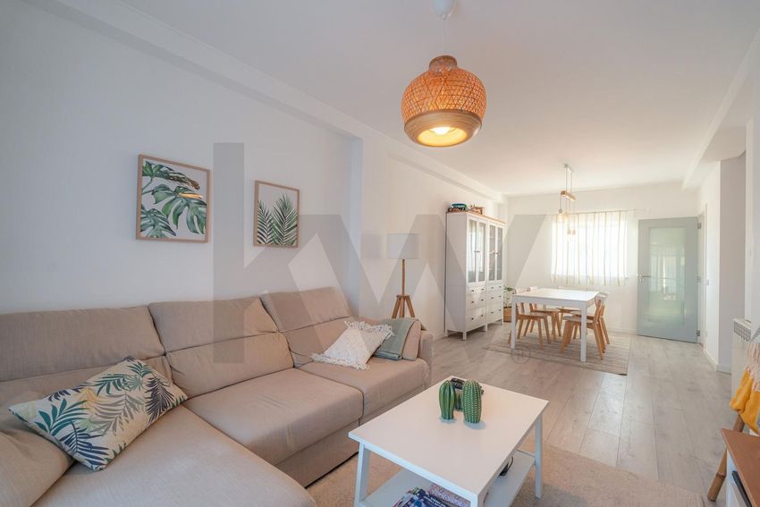 Imagem Sala de estar de apartamento t3 em Rua Doutor José dos Santos Bessa, 28