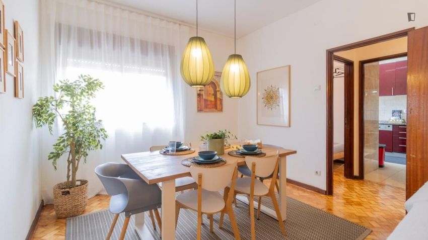 Imagem Sala de estar de apartamento t4 em Rua dos Abraços