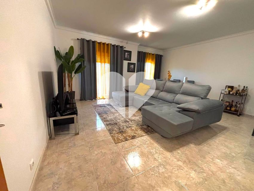 Imagem Sala de estar de apartamento t3 em Rua Jorge Manuel Marques Pastilha, 72