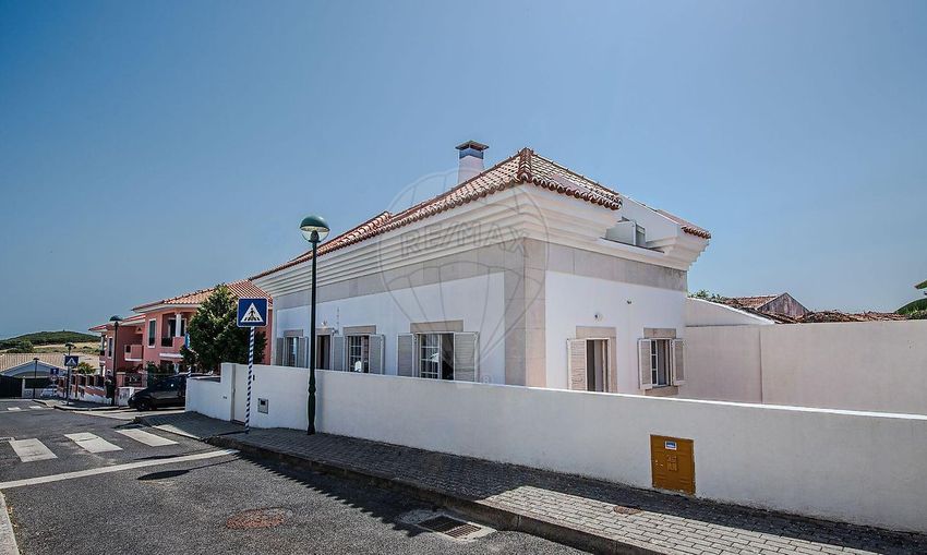 Imagem Fachada de  moradia independente em Leceia