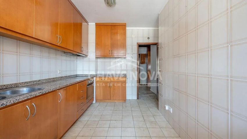 Imagem Cozinha de apartamento t2 em Avenida Vasco da Gama s/n