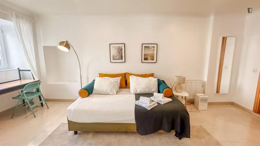 Imagem Quarto de apartamento t0 em Rua da Bombarda