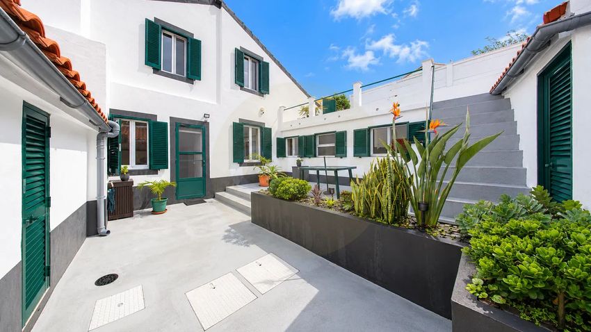 Imagem Fachada de  casa ou moradia em R. Mestre João Plácido de Medeiros