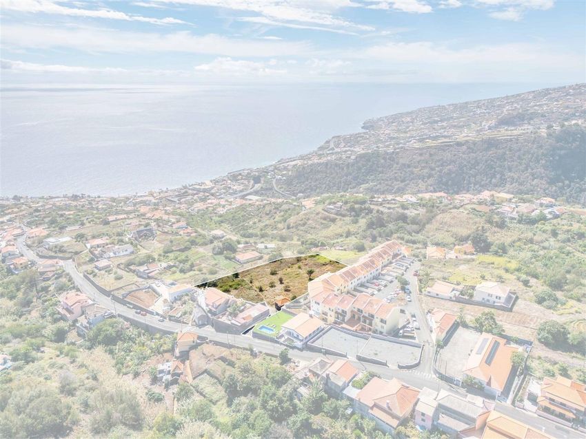 Imagem Vistas de terreno em Estrada Padre Alfredo Vieira de Freitas, 420