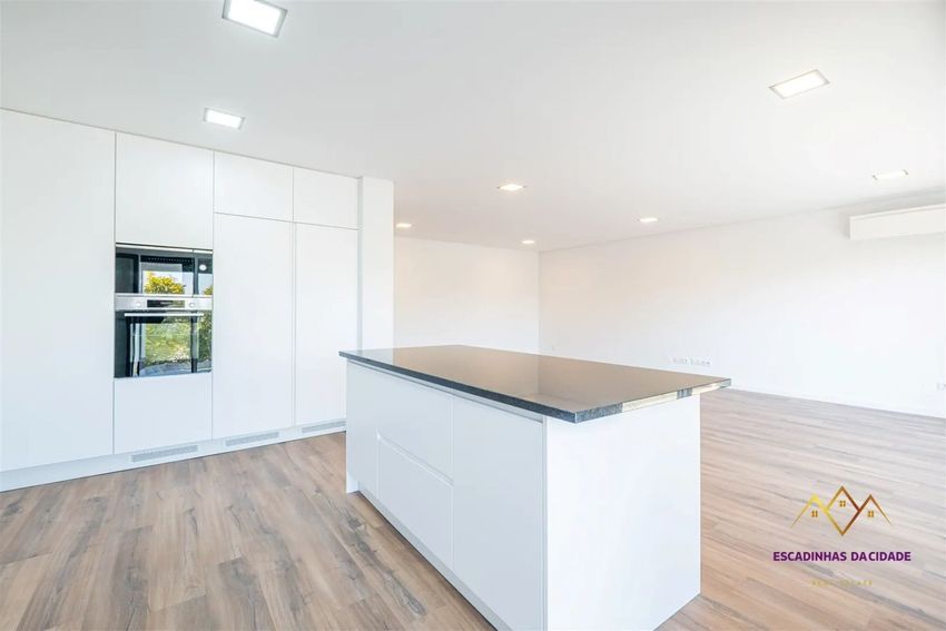 Imagem Cozinha de apartamento t3 em Alameda dos Moinhos s/n