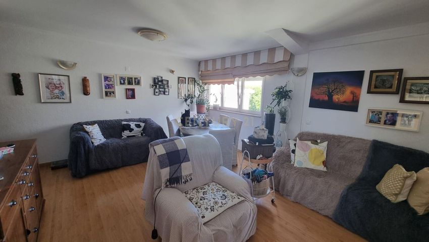 Imagem Sala de estar de apartamento t3 em Avenida Almeida Garrett, 23