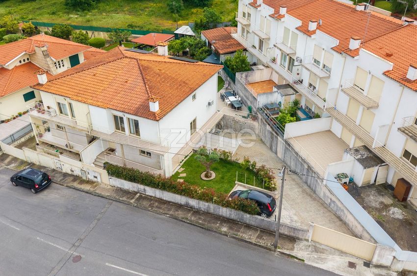 Imagem Fachada de  moradia geminada em Travessa do Souto, 102