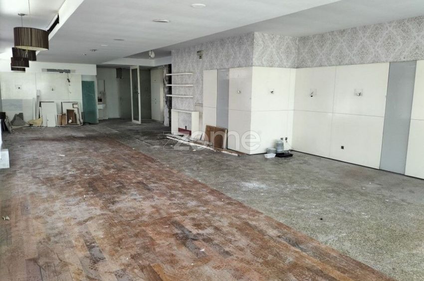 Imagem de espaço comercial em Rua do Cabreiro, 105