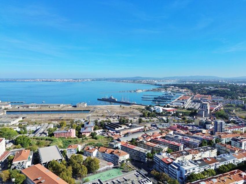 Imagem Vistas de duplex em Avenida Professor Egas Moniz