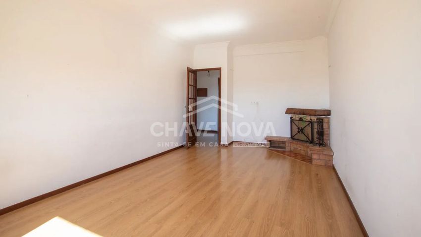 Imagem Sala de estar de apartamento t2 em Rua Pinto Aguiar, 36
