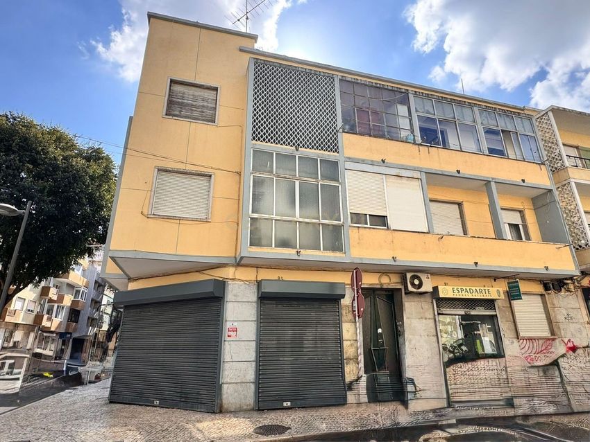 Imagem Vistas de prédio em Rua Latino Coelho s/n