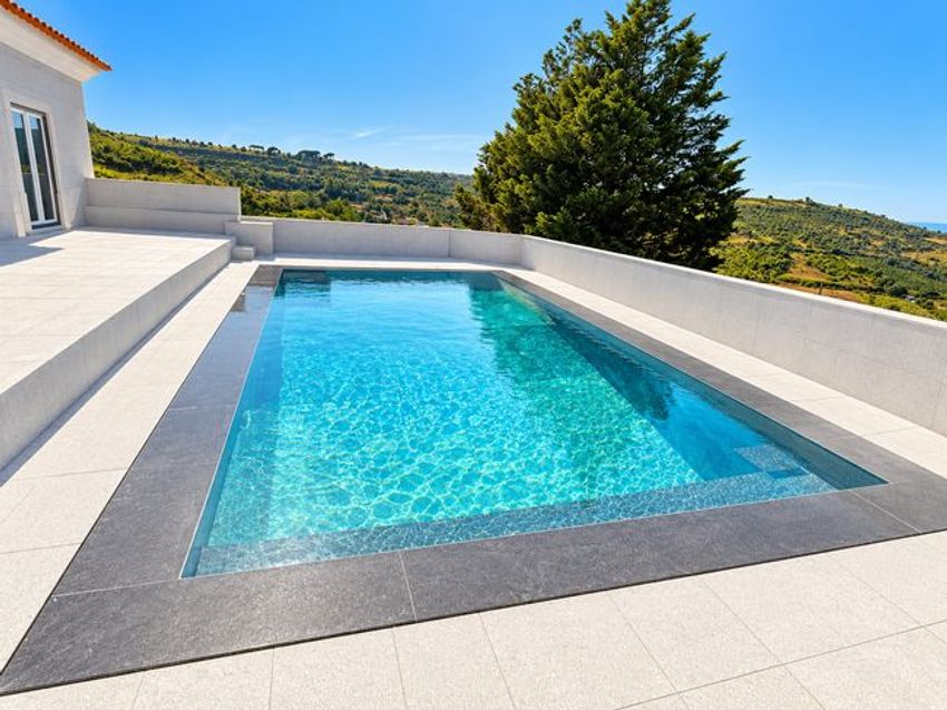 Imagem Piscina de  moradia independente em São João das Lampas