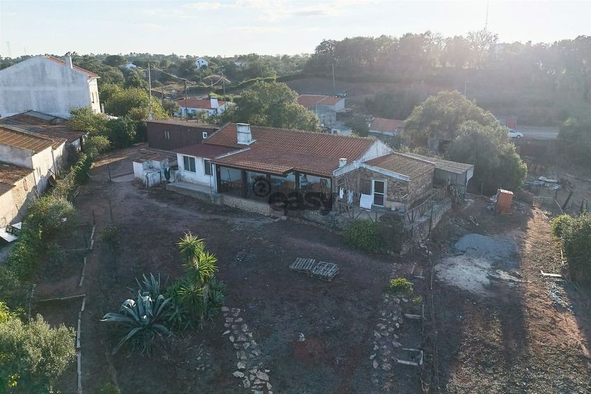 Imagem Fachada de  moradia independente em Santiago do Cacém - Santa Cruz - São Bartolomeu da Serra