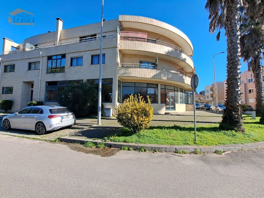 Imagem Fachada de espaço comercial em Rua Tapada da Marinha