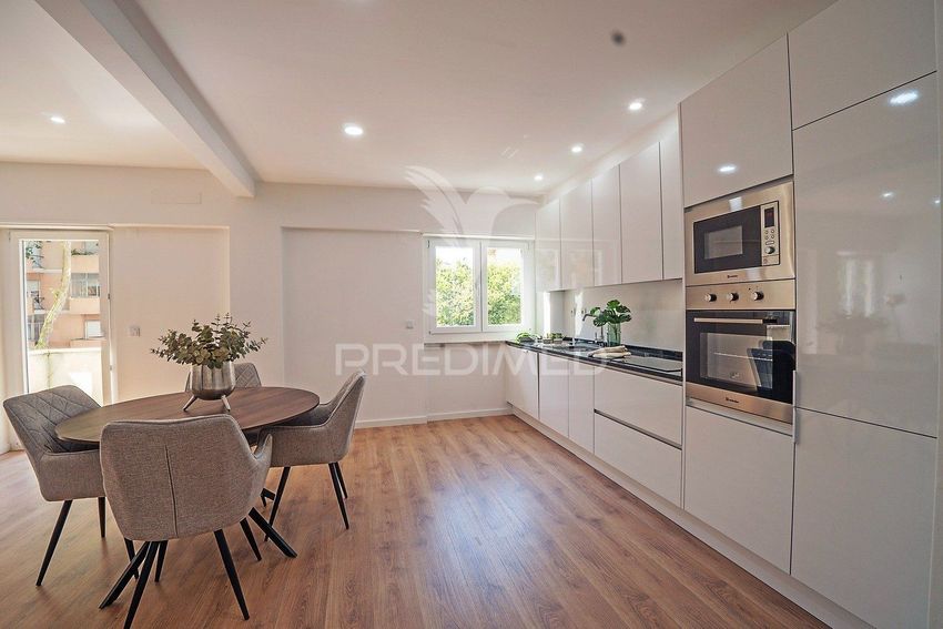 Imagem Sala de estar de apartamento t3 em Rua João Ortigão Ramos