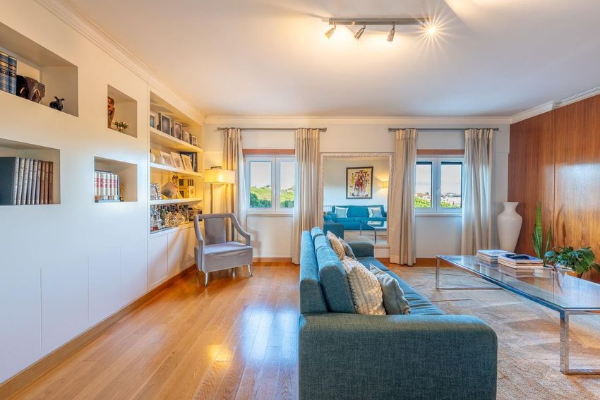 Imagem Sala de estar de apartamento t5 em Avenida Fausto de Figueiredo, 179
