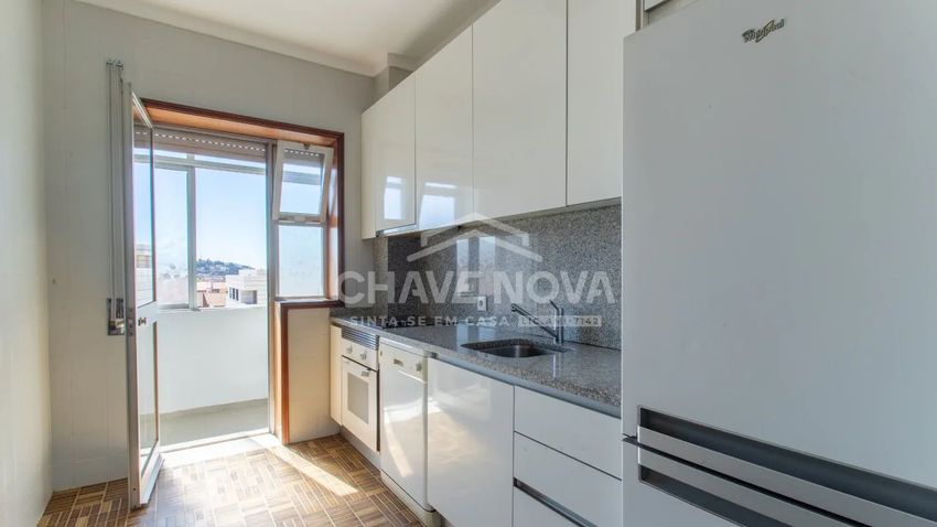 Imagem Cozinha de apartamento t2 em Rua Pinto Aguiar, 36
