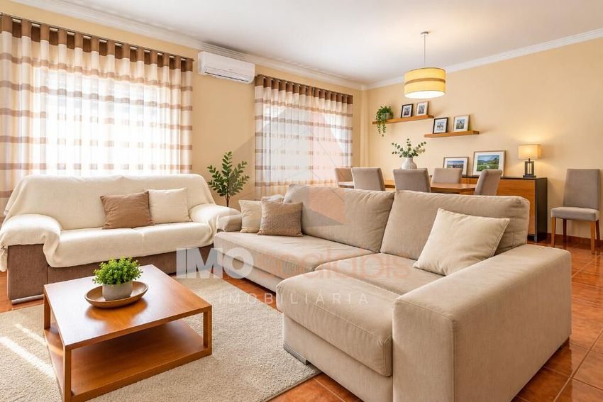 Imagem Sala de estar de apartamento t4 em Rua Cmdt. Fontoura da Costa, 185