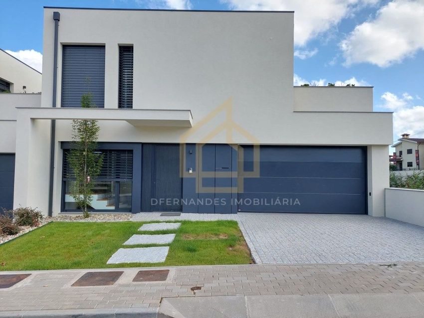 Imagem Fachada de  moradia independente em Rua de Santo António dos Pitancinhos