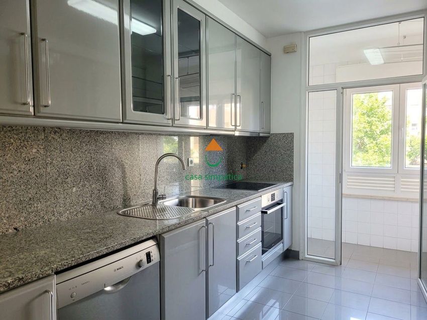 Imagem Cozinha de apartamento t3 em Rua Manuel Moreira Barros