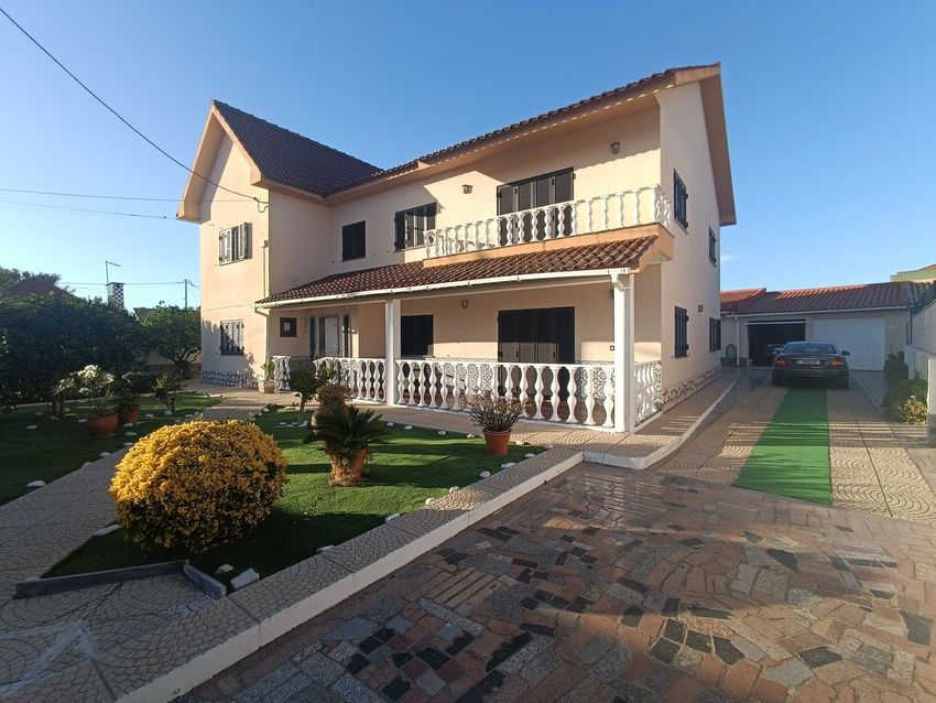 Imagem Fachada de  moradia independente em Rua 25 de abril, 115