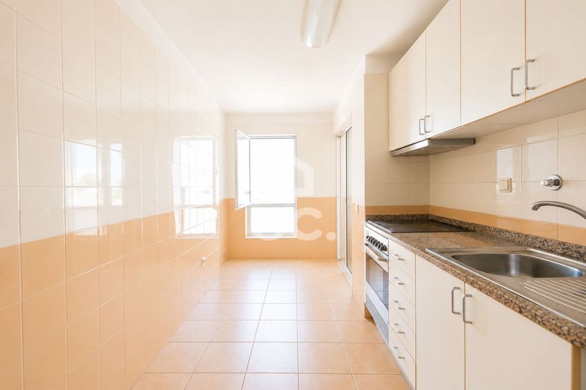 Imagem Cozinha de apartamento t3 em Avenida das Ribeiras