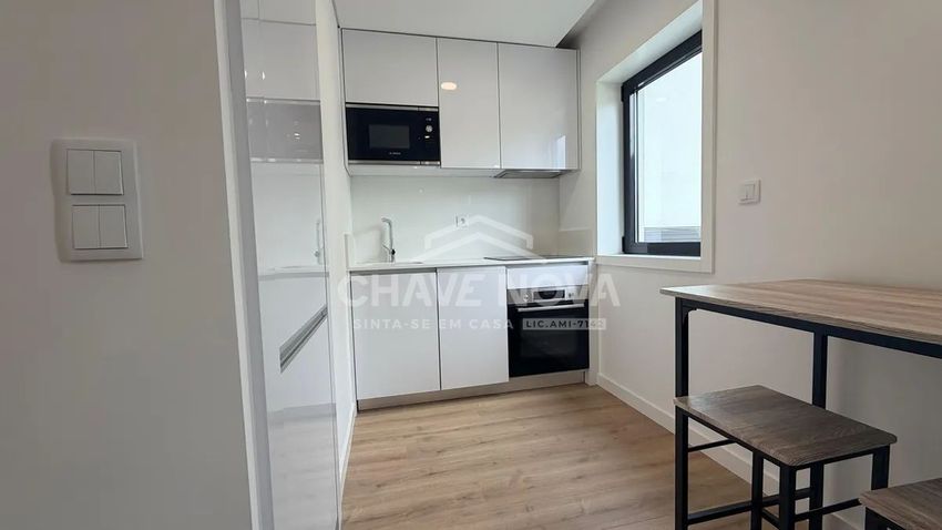 Imagem Cozinha de apartamento t1 em Rua Henrique Bravo