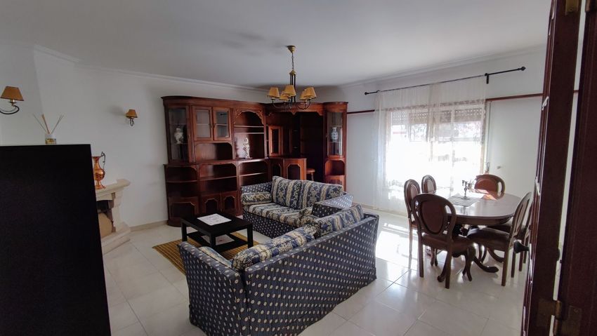 Imagem Sala de estar de apartamento t3 em Avenida Embaixador Aristides Sousa Mendes, 13