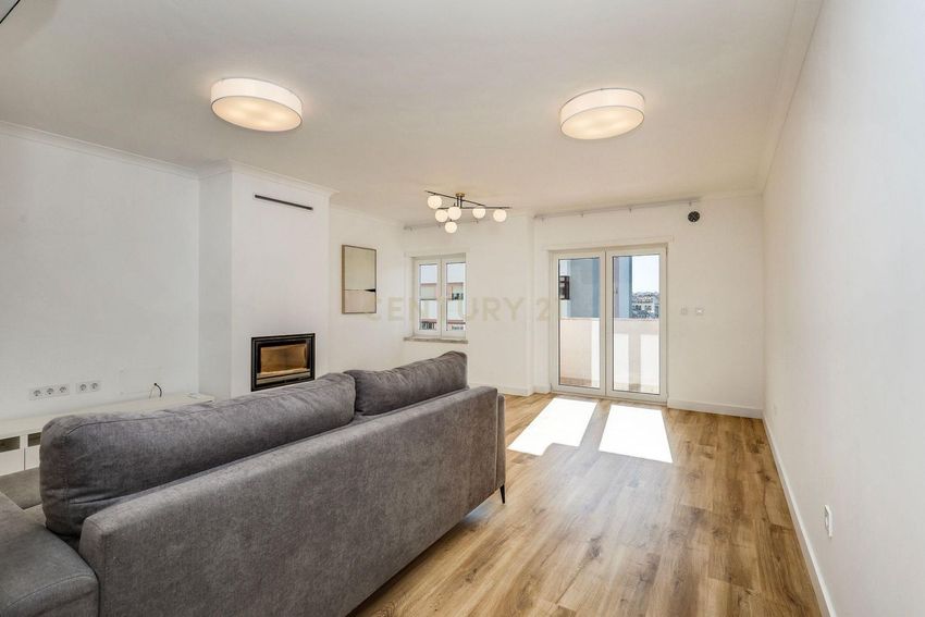 Imagem Sala de estar de apartamento t3 em Rua José Afonso, 10
